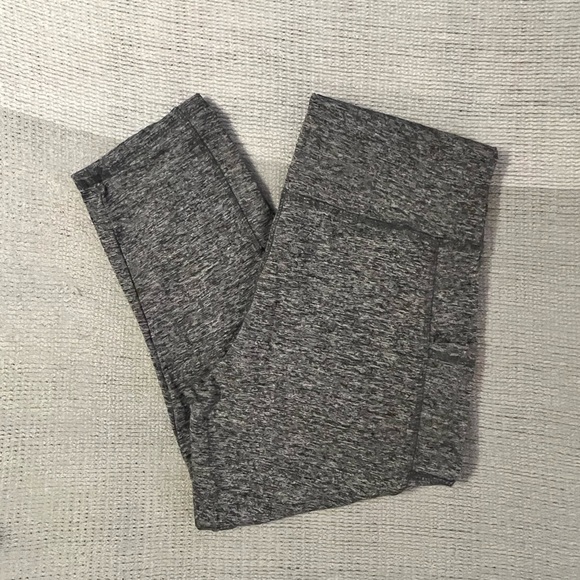 Nicole Miller gray crop leggings with side pockets. Size Large - Picture 3 of 4